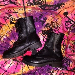 Teen's shoes. Black ankle boots. Size